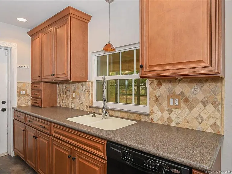 1365 SW Gastador Ave — Photo 9