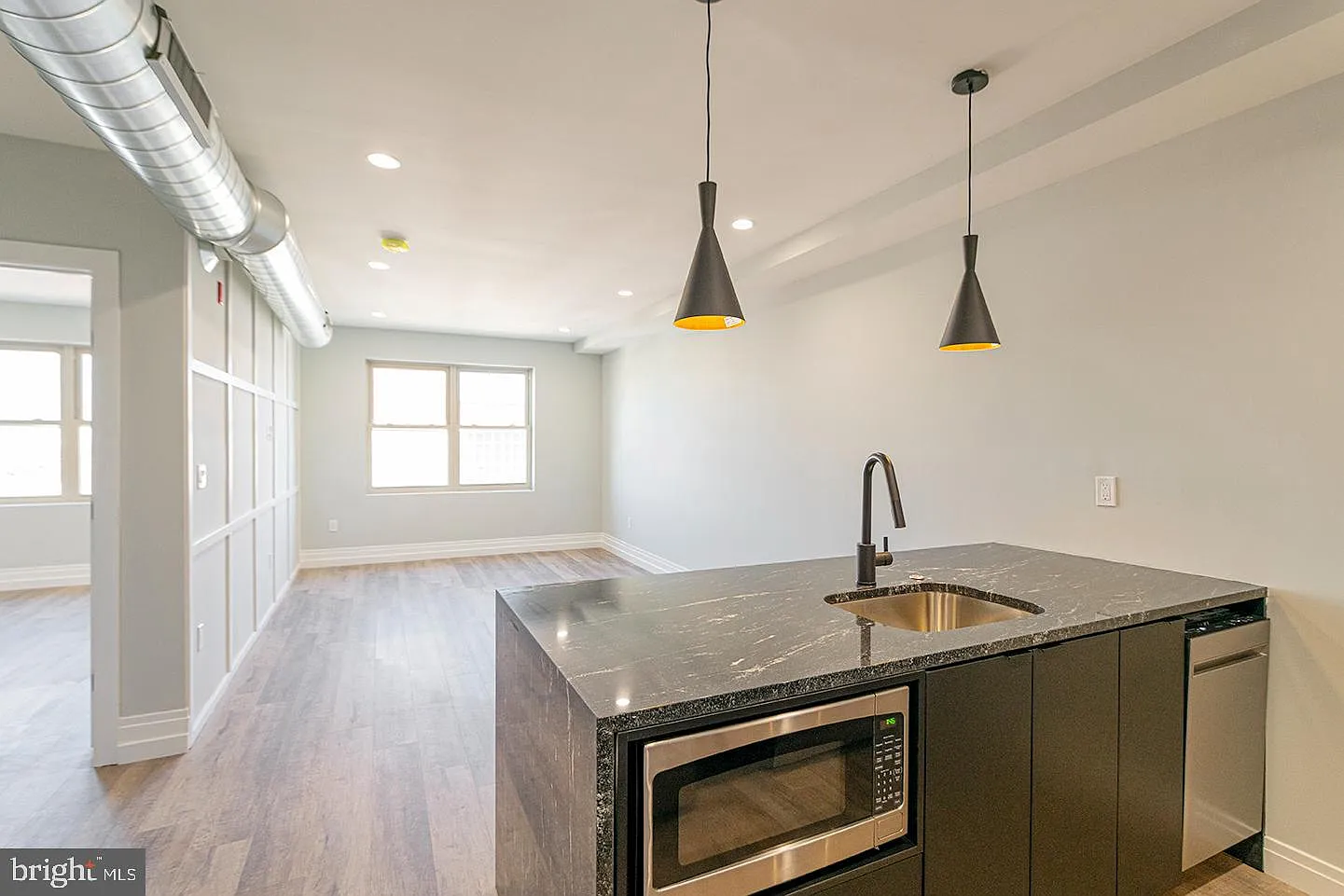 1 bed, 1.5 bath, 746 sqft, $1,898 — Photo 4