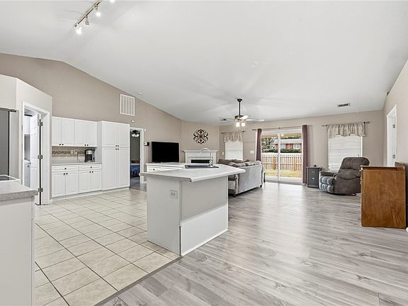 3rd image of 642 Hunters Ln