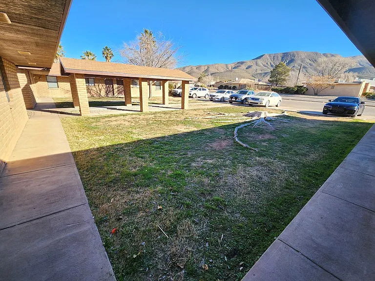 2509-2511 Pecan Dr — Photo 2