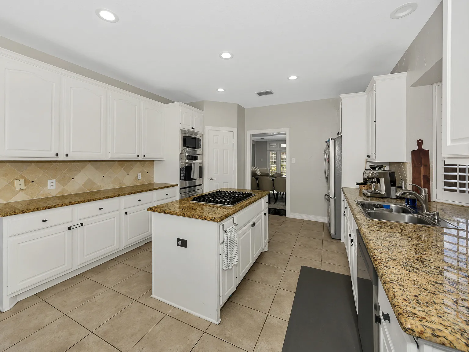 5 bed, 5163 sqft, $6,250 — Photo 4