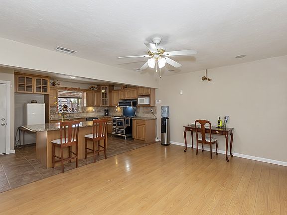 3rd image of 3389 Garden Dr