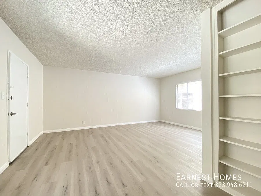 Newly Renovated Studio with Parking and Laundry On-site — Photo 3