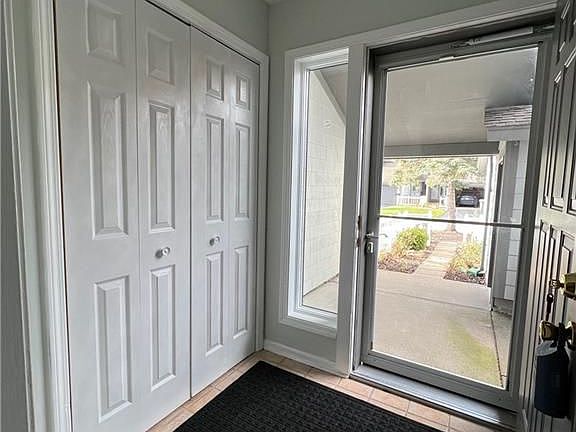 5th image of 368 Summerhaven Dr N