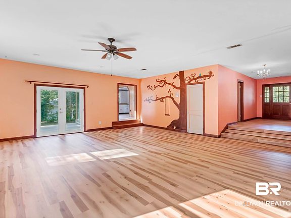 4th image of 1309 Rainbow Dr W