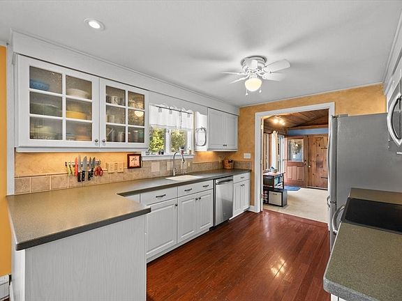 5th image of 382 Bedford St