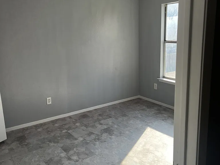 909 W Main St — Photo 14