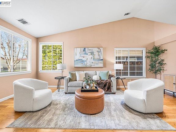 3rd image of 1727 Sutter St