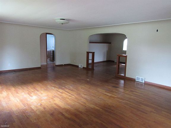 1585WolfLakeRdLivingRoom