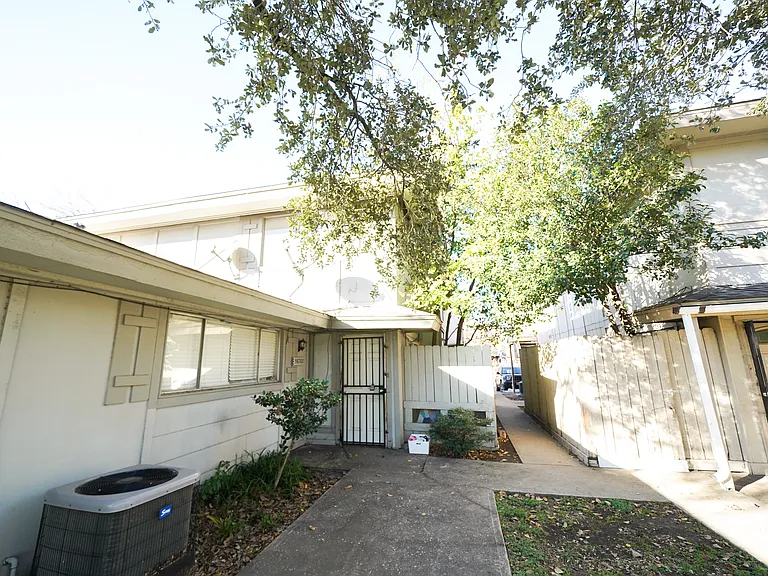 5670 Birchmont Dr #C — Photo 3