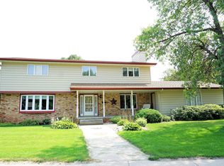 1840 Cardinal Ln, Huron, SD 57350