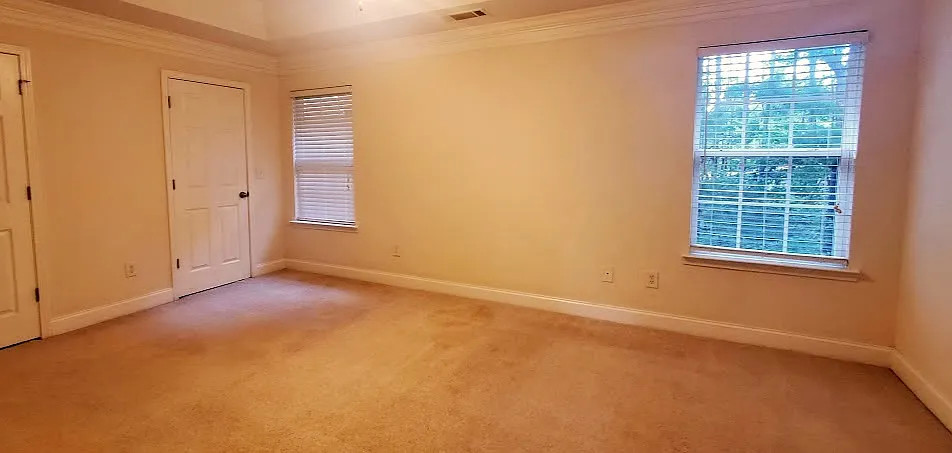 122 Crown Point Dr — Photo 2