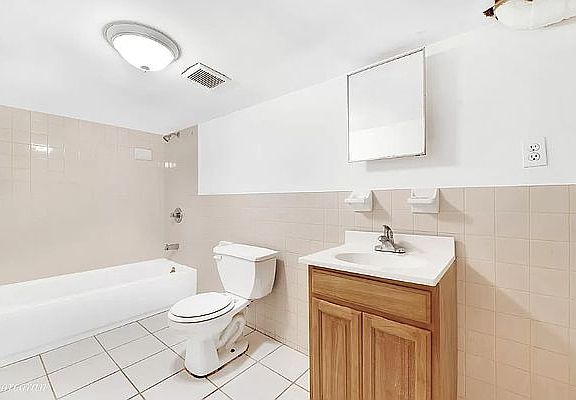 4th image of 317 Bainbridge St #B