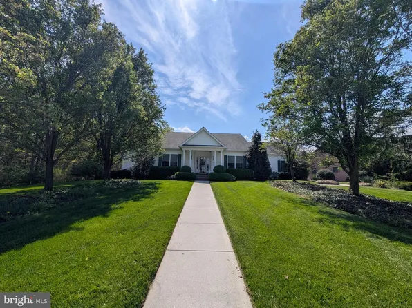 33 Warm Breeze Ct, Hanover, PA 17331