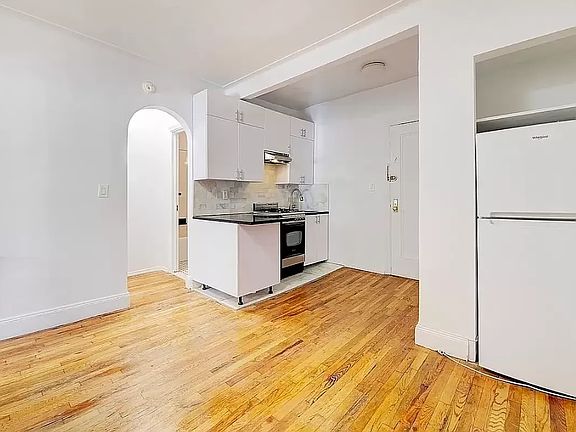 2nd image of 301 E 53rd St Unit 2J