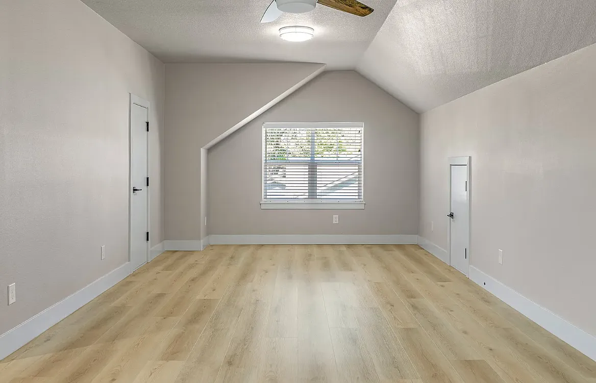 4 bed, 3.5 bath, 2320 sqft, $3,000 — Photo 2
