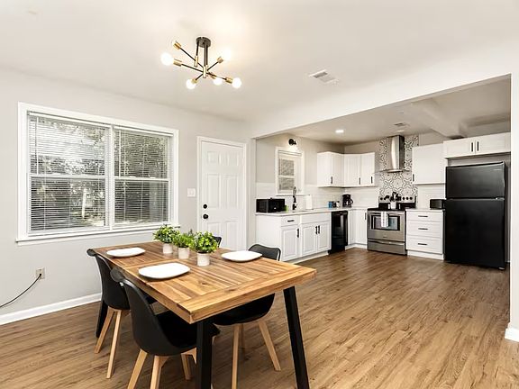 3rd image of 110 Foxwood Ct