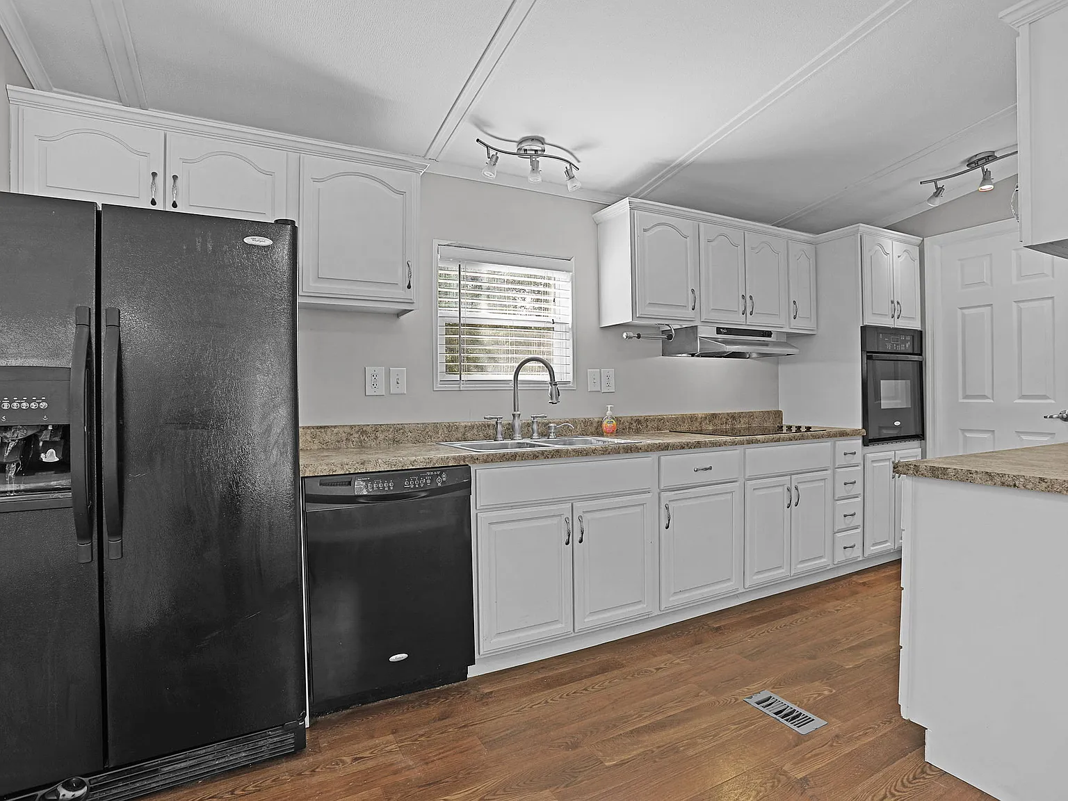 3 bed, 1500 sqft, $1,550 — Photo 3