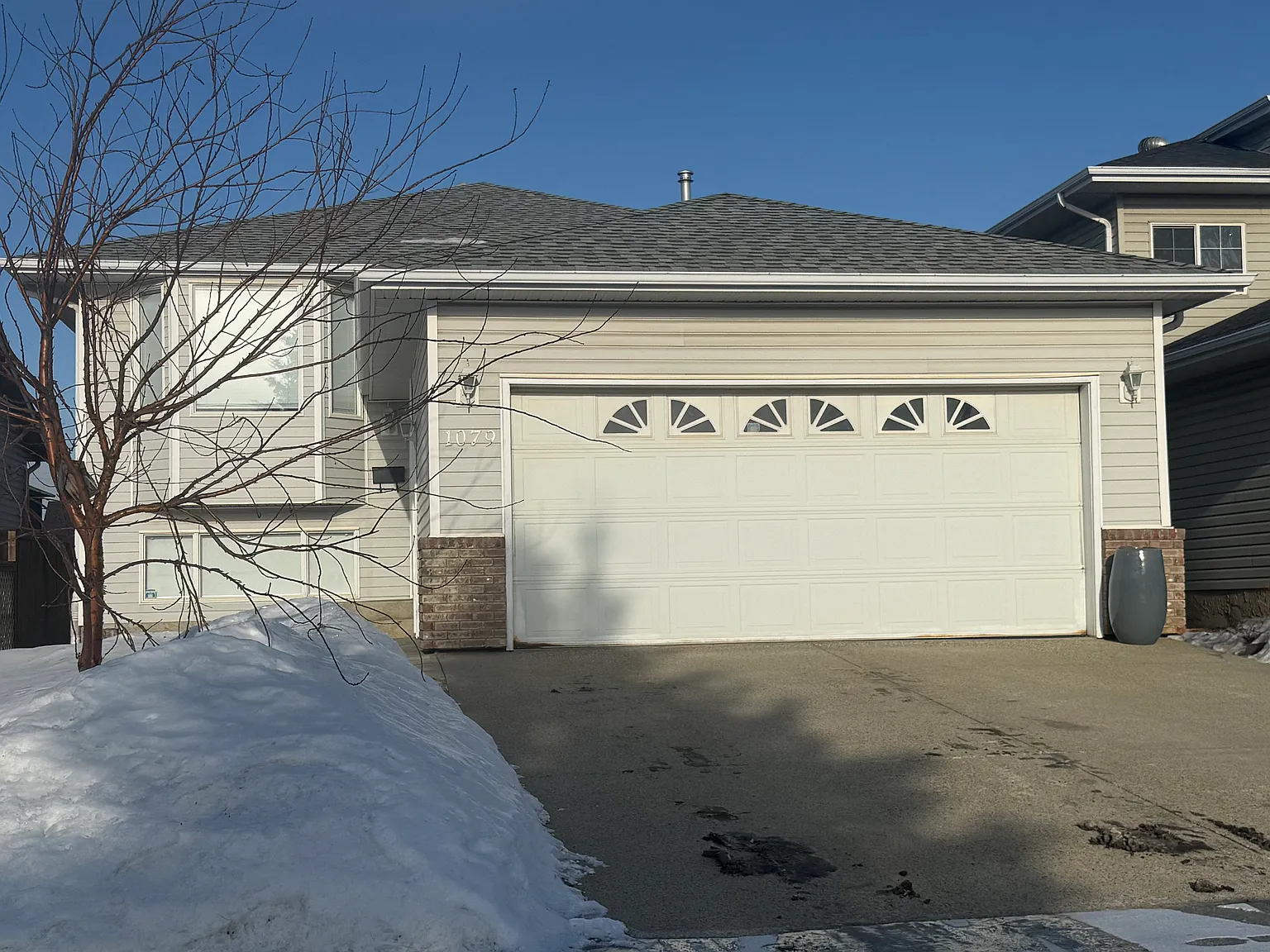 1079 Jones Cres NW photo 1