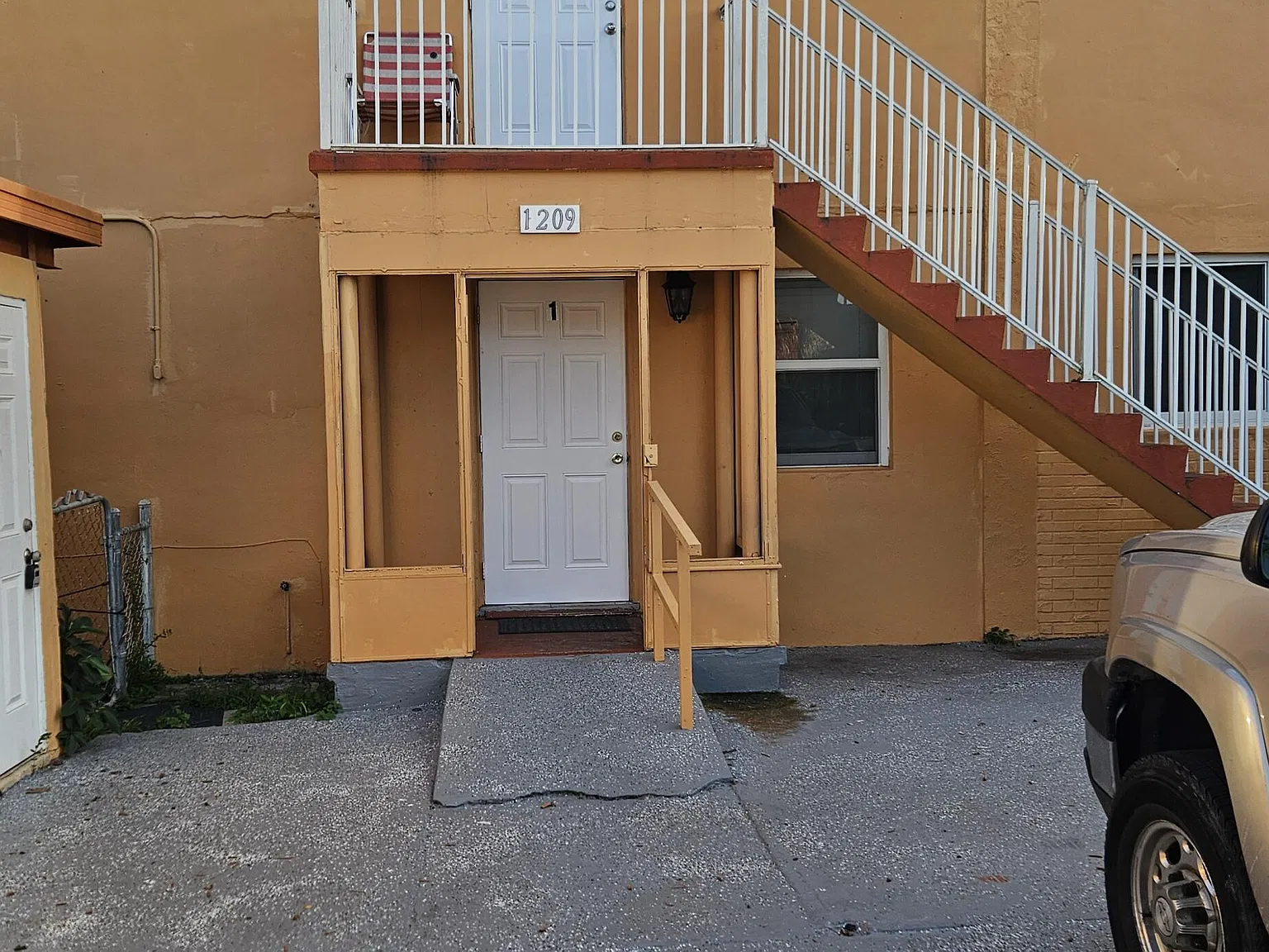 3 bed, 1.0 bath, 1697 sqft, $2,650 — Photo 2