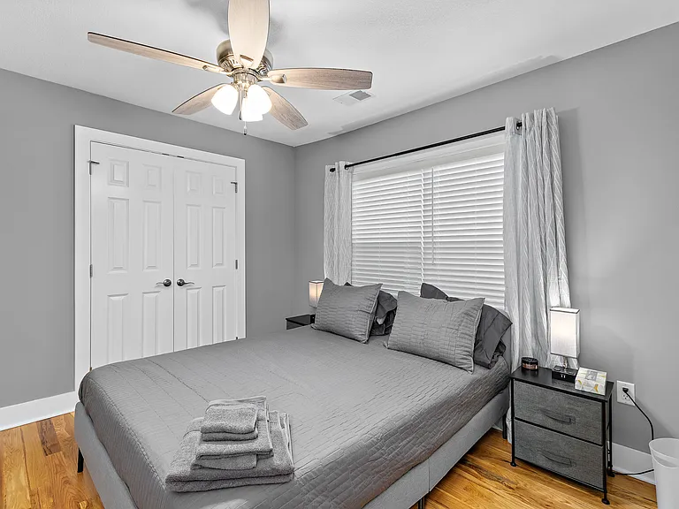 4043 Kenwood Ave N #2 — Photo 23