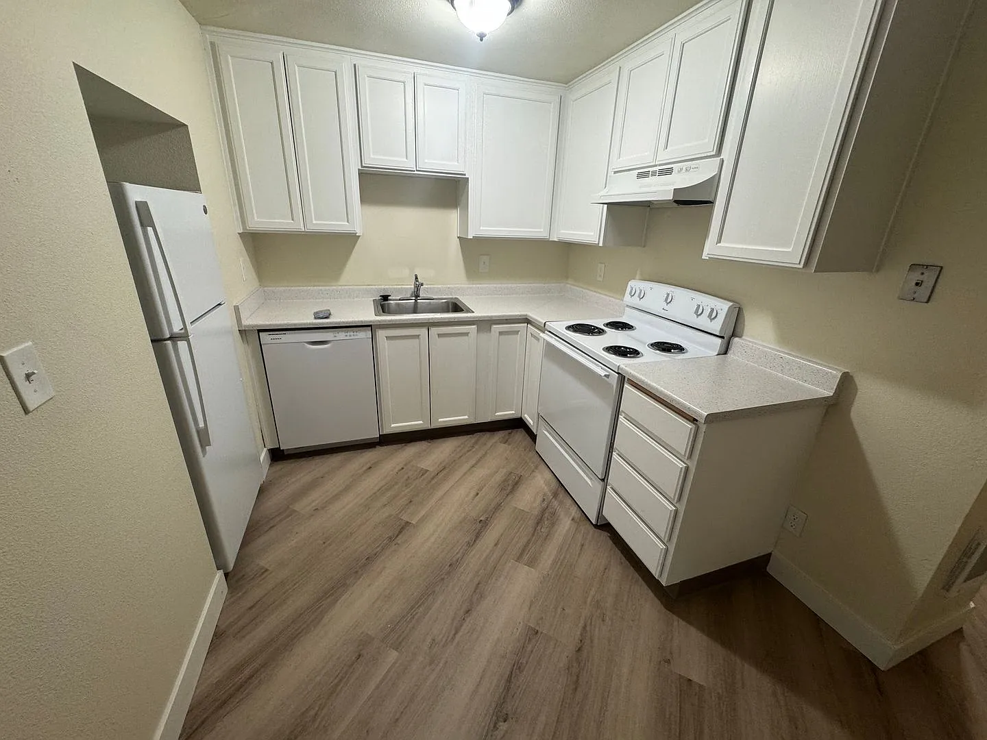 (951) 9th Street 6 plex Studio / 1 Bathroom — Photo 3