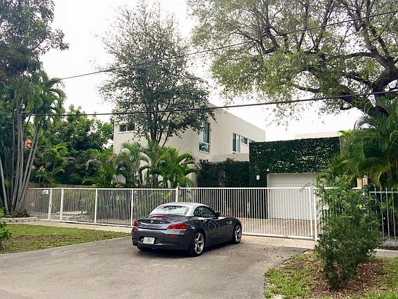 2nd image of 2951 Catalina St