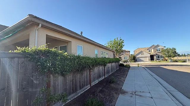 3 bed, 2064 sqft, $2,695 — Photo 3