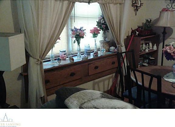 3rd image of 407 N Clemens Ave