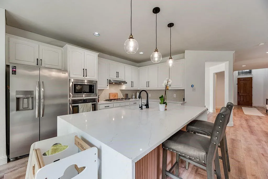 4 bed, 2.5 bath, 3054 sqft, $4,395 — Photo 3