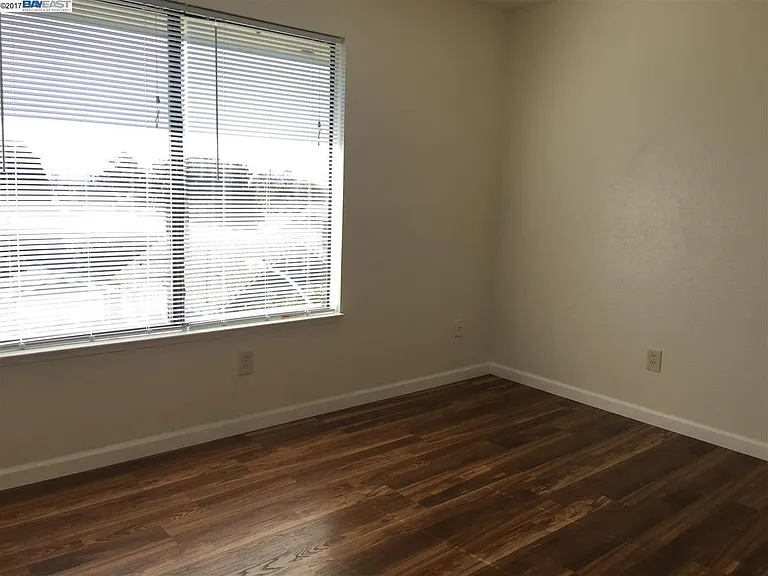 2077 Washington Ave — Photo 6