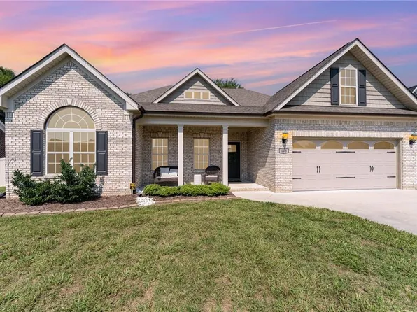 105 Solitaire Dr, Trinity, NC 27370