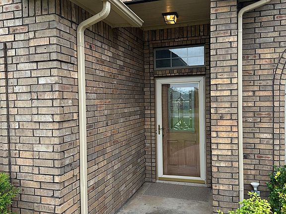 2nd image of 117 NW Valleybrook Dr