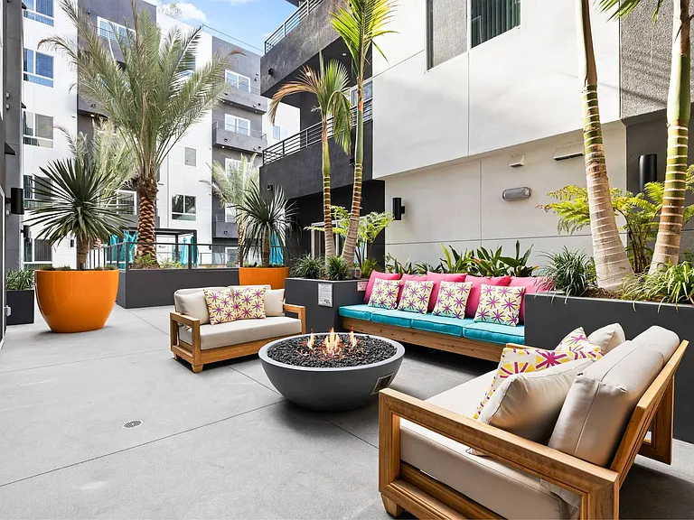MODERNO Axis Luxury Living — Photo 27