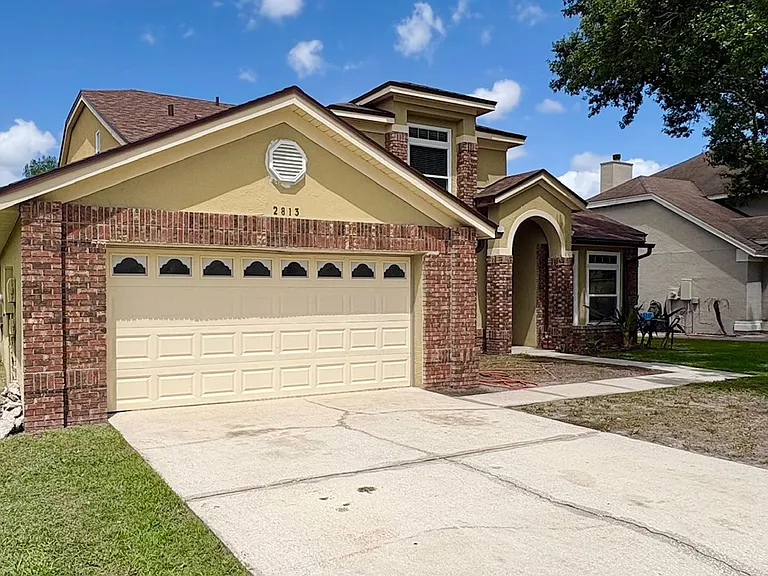 2813 Rolling Broak Dr — Photo 2