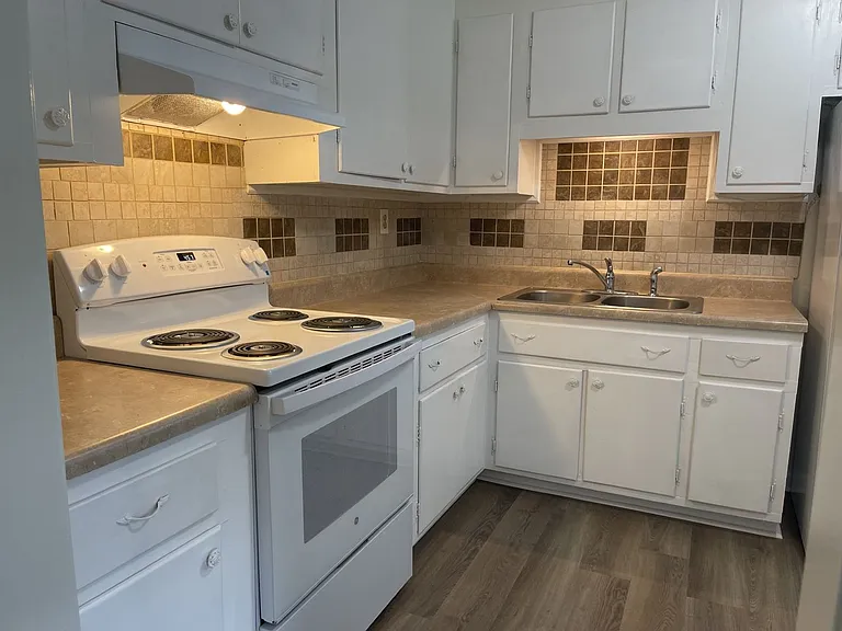 168 Westwood Ct — Photo 3
