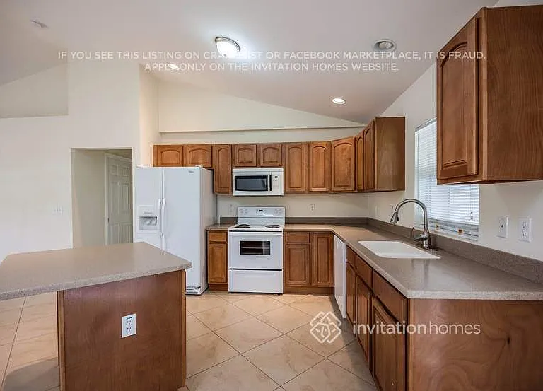 921 NW 3rd Pl — Photo 6