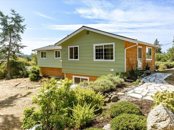 1002 Carl Avenue, Oak Harbor, WA 98277