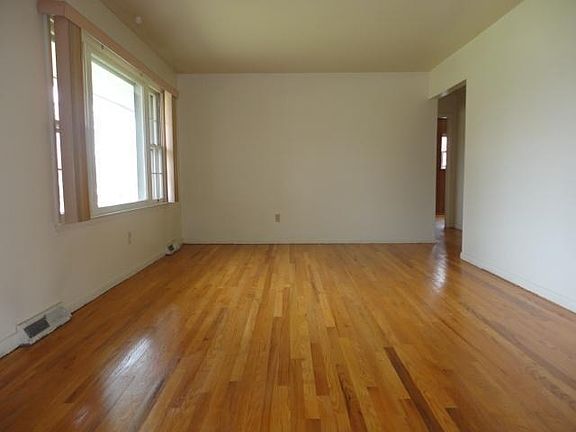 2nd image of 4740 Primrose Ln