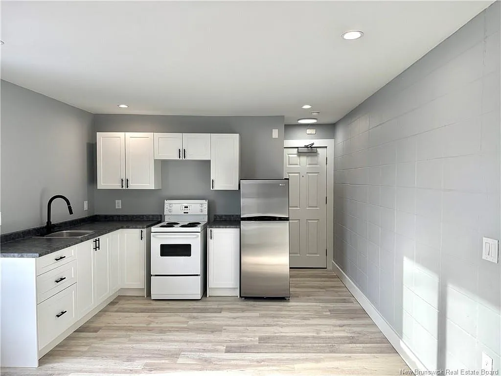 Studio, 1.0 bath, 280 sqft, $1,000 — Photo 3