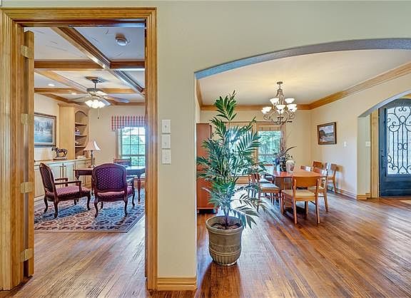 4th image of 4021 Hilltop Dr