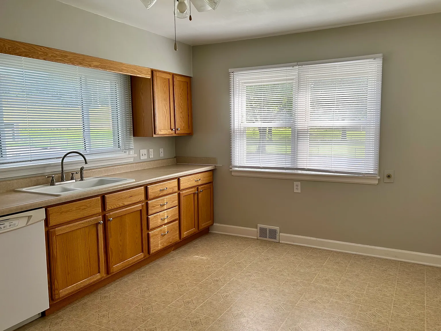 3 bed, 1465 sqft, $1,975 — Photo 3