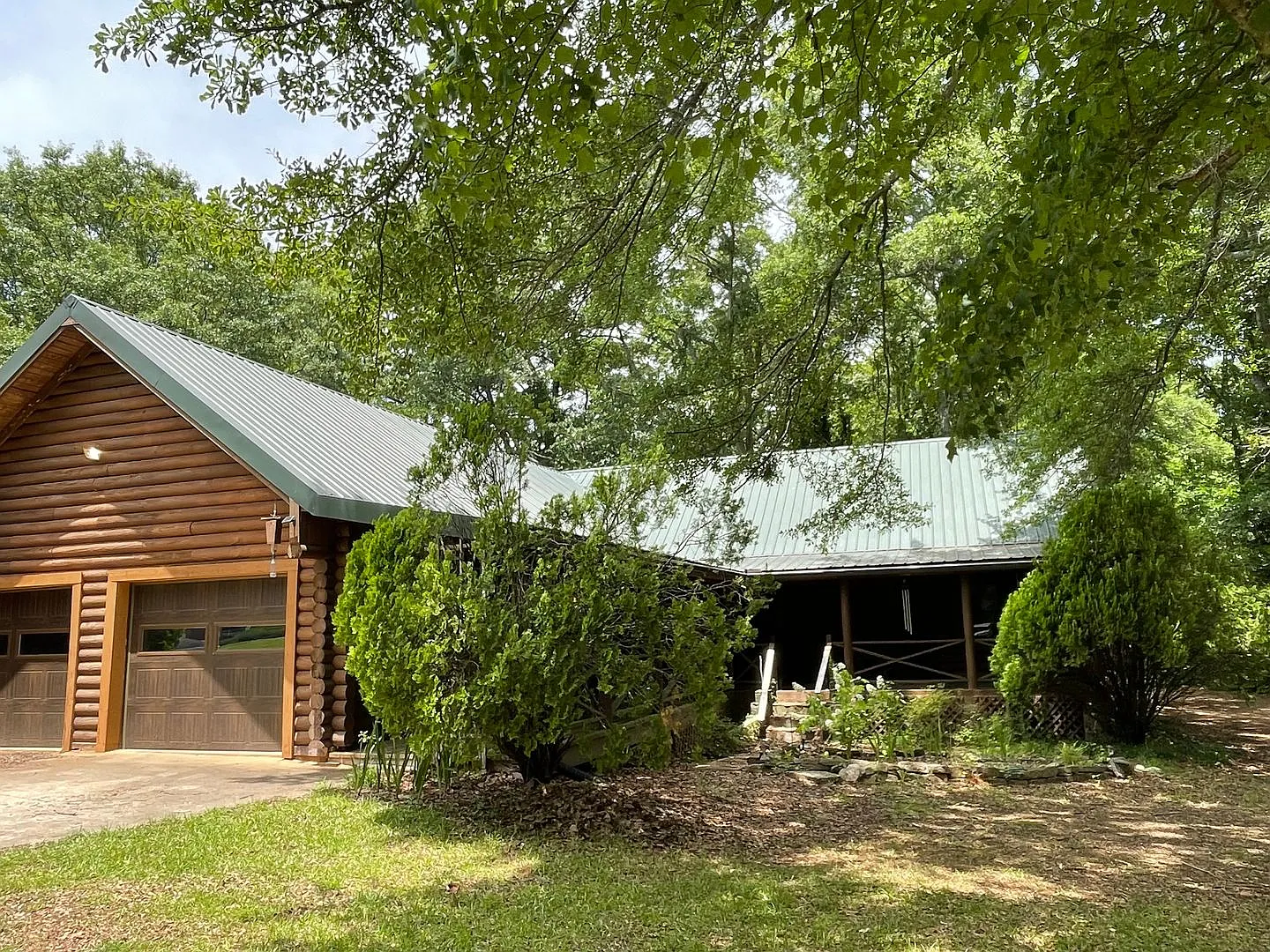 Log Cabin in Oconee on a 1.357 acre neighborhood wooded lot! — Photo 1