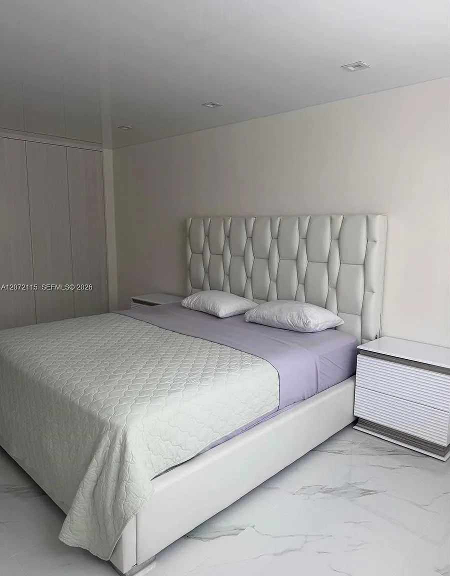 Winston Towers 200 Condo — Photo 2