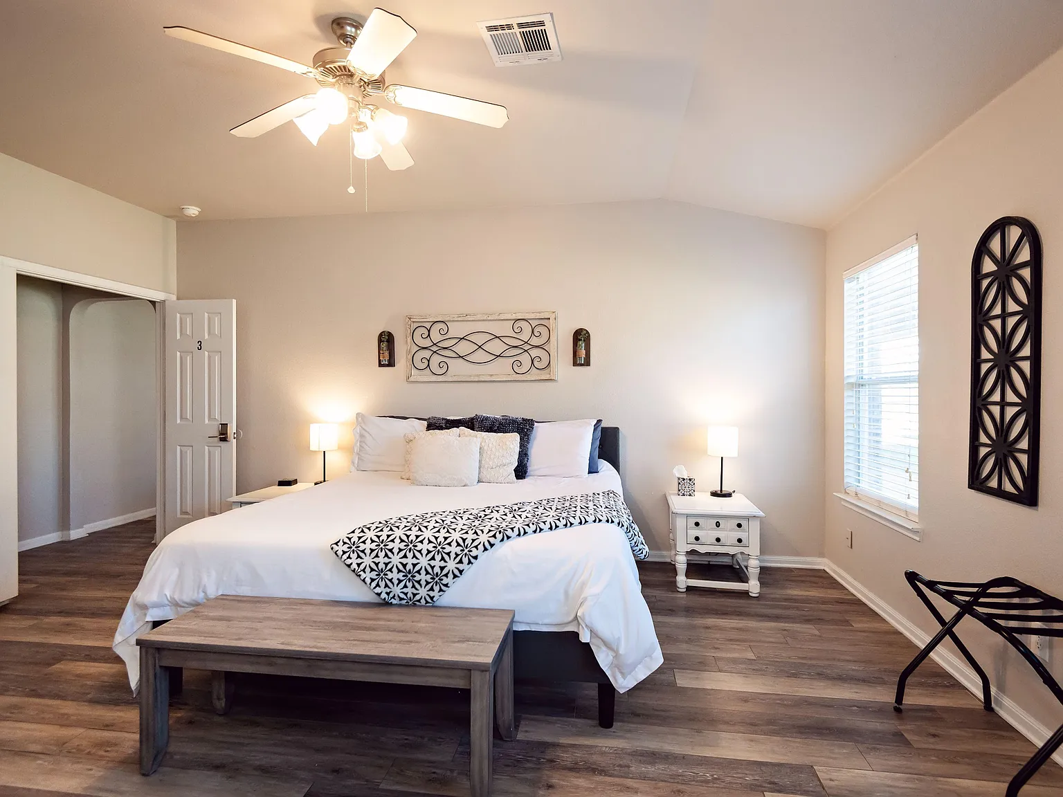 4 bed, 3.0 bath, 2326 sqft, $1,139 — Photo 2
