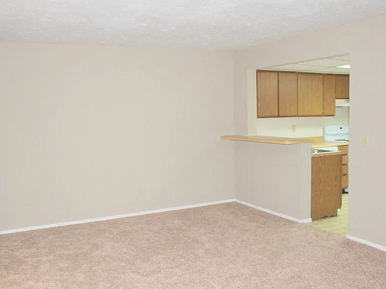 2465 Cross Village Dr — Photo 2