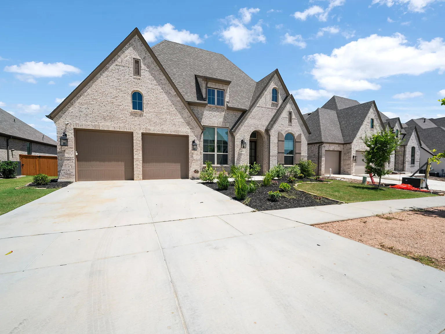 Stunning 4-Bed, 4.5-Bath Home with Pool Access and Private Yard in New Braunfels — Photo 2