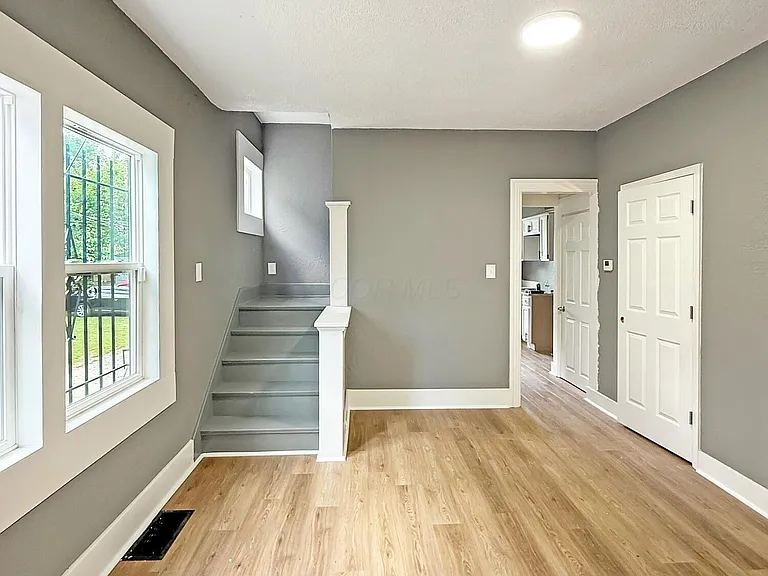 40-42 Pointview Ave #42 — Photo 3