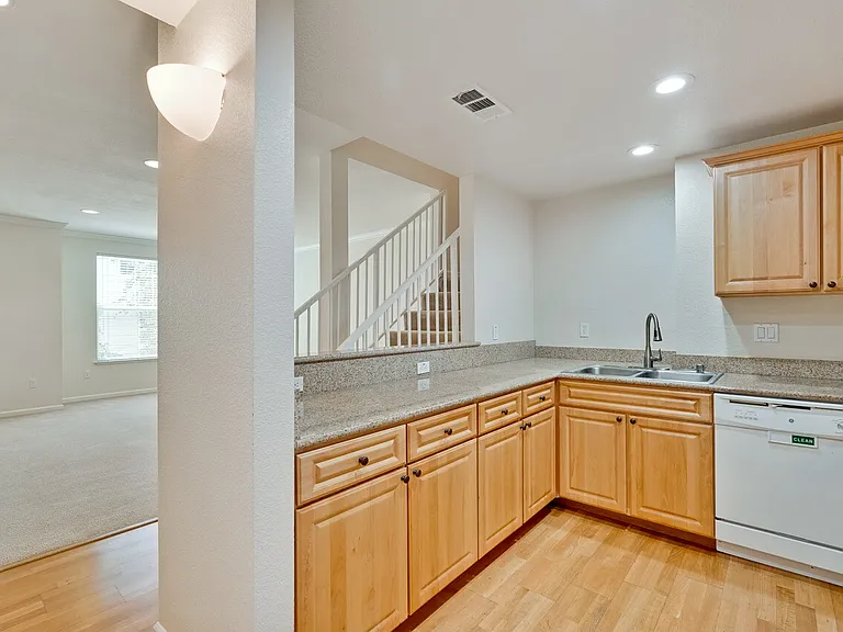 Encinal Place Apartments — Photo 20