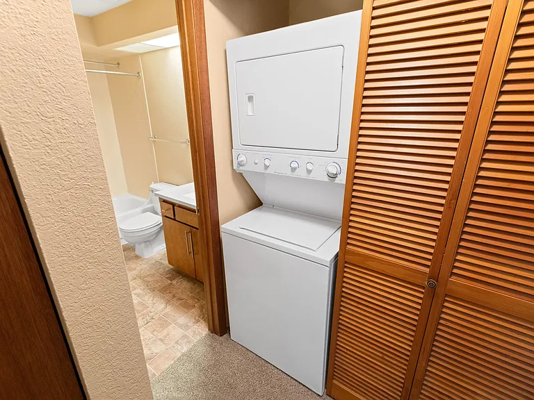 Lyons Court Apartments — Photo 16